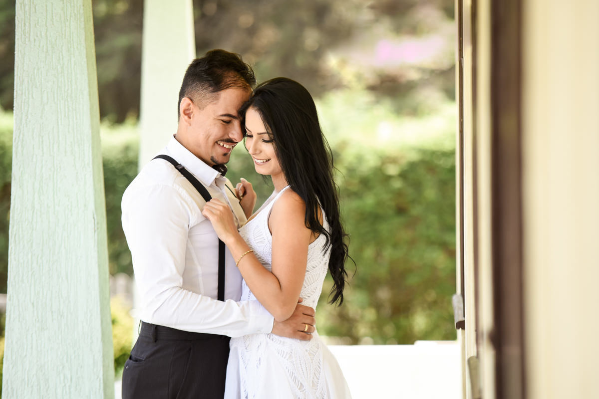 Ensaio do casal Letícia e Rodrigo em casa fotografado pelo melhor fotógrafo de casamentos e ensaios de campo largo e Curitiba, Michel Druziki. Noivos abraçados e sorrindo