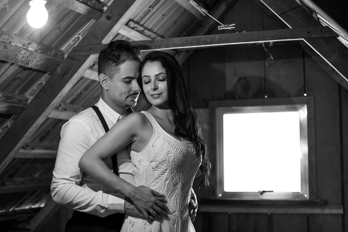 Ensaio do casal Letícia e Rodrigo em casa fotografado pelo melhor fotógrafo de casamentos e ensaios de campo largo e Curitiba, Michel Druziki. Noivos abraçados no sótão