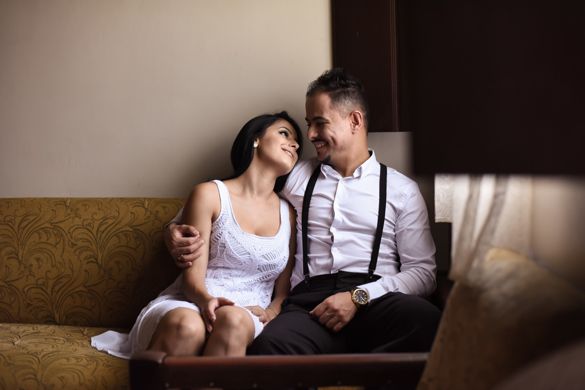 Ensaio do casal Letícia e Rodrigo em casa fotografado pelo melhor fotógrafo de casamentos e ensaios de campo largo e Curitiba, Michel Druziki. Noivos sentados no sofá