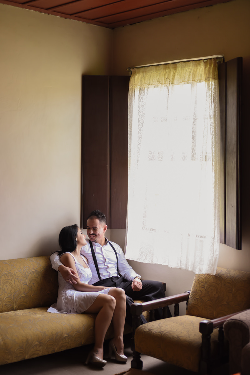 Ensaio do casal Letícia e Rodrigo em casa fotografado pelo melhor fotógrafo de casamentos e ensaios de campo largo e Curitiba, Michel Druziki. Noivos sentados no sofá