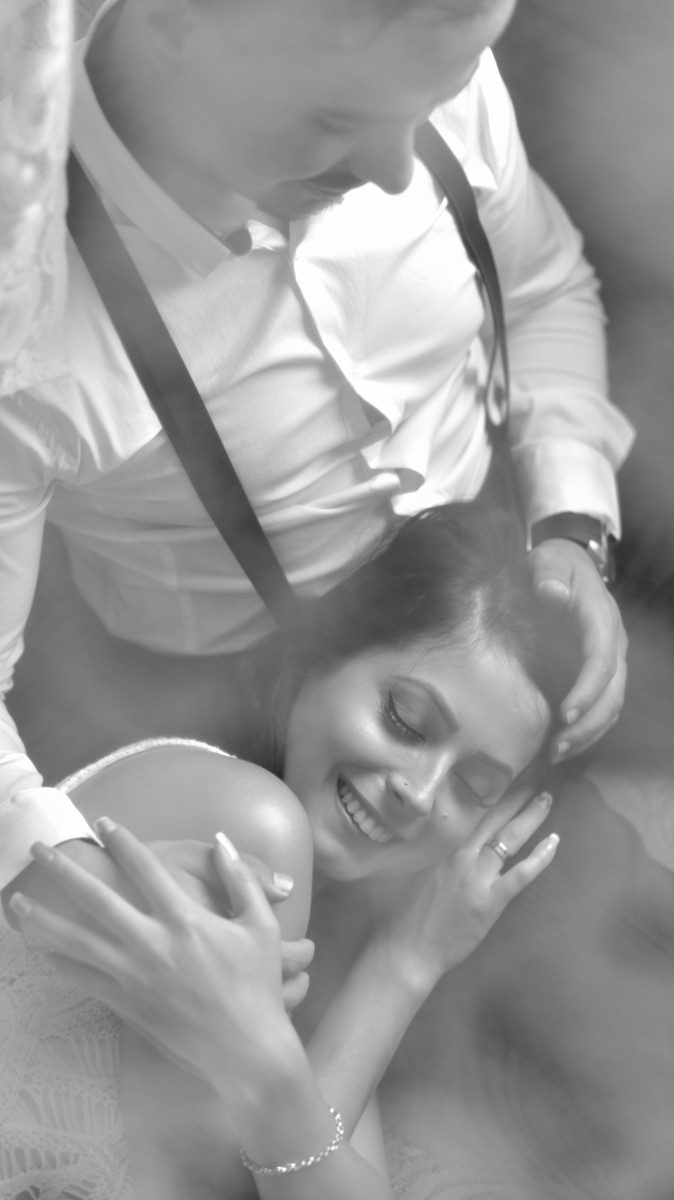 Ensaio do casal Letícia e Rodrigo em casa fotografado pelo melhor fotógrafo de casamentos e ensaios de campo largo e Curitiba, Michel Druziki. Noiva deitada no colo do noivo