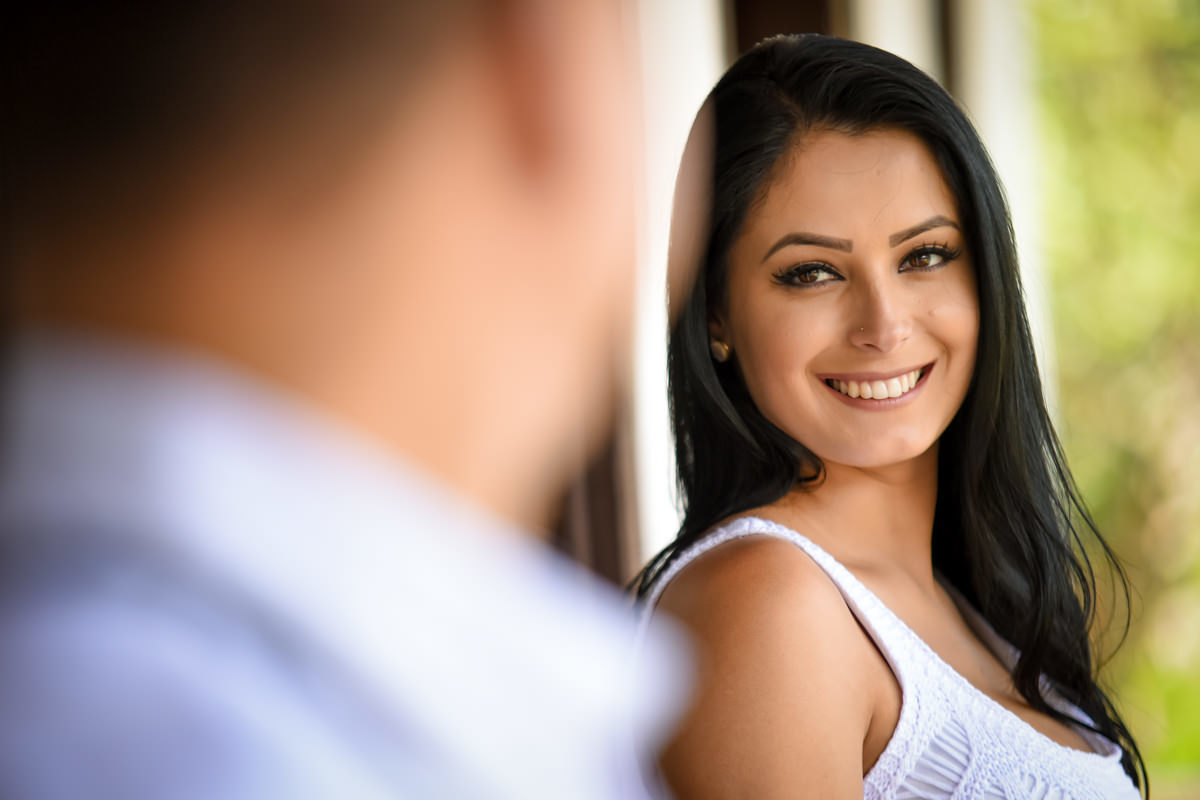 Ensaio do casal Letícia e Rodrigo em casa fotografado pelo melhor fotógrafo de casamentos e ensaios de campo largo e Curitiba, Michel Druziki. Noiva olhando e sorrindo para o noivo