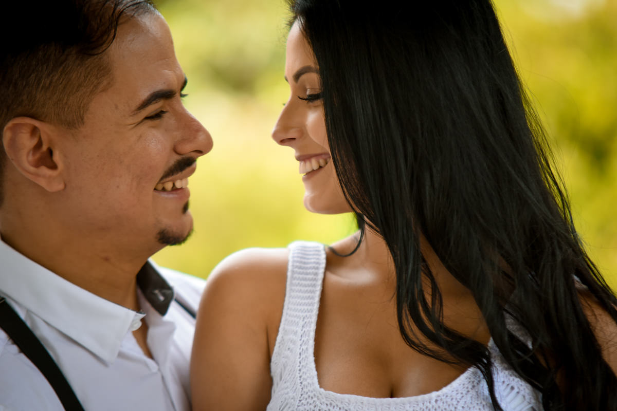 Ensaio do casal Letícia e Rodrigo em casa fotografado pelo melhor fotógrafo de casamentos e ensaios de campo largo e Curitiba, Michel Druziki. noivos se olhando e sorrindo