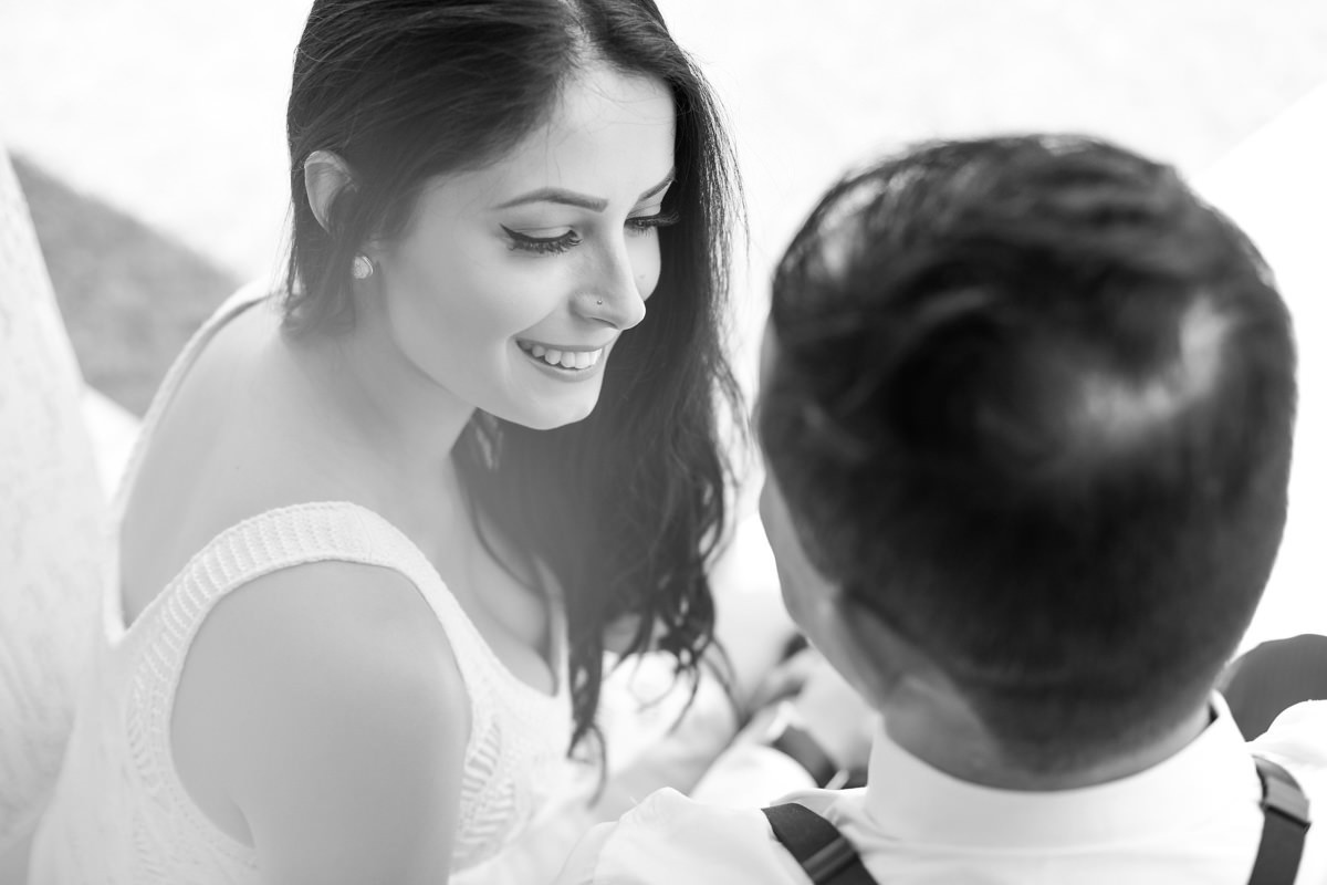 Ensaio do casal Letícia e Rodrigo em casa fotografado pelo melhor fotógrafo de casamentos e ensaios de campo largo e Curitiba, Michel Druziki. Noiva sorrindo