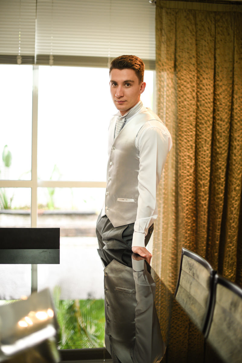 O fotógrafo de casamentos Michel Druziki em Campo Largo e Curitiba, fotografou making of da noiva Thamis, em Curitiba. Noivo pronto para o casamento 