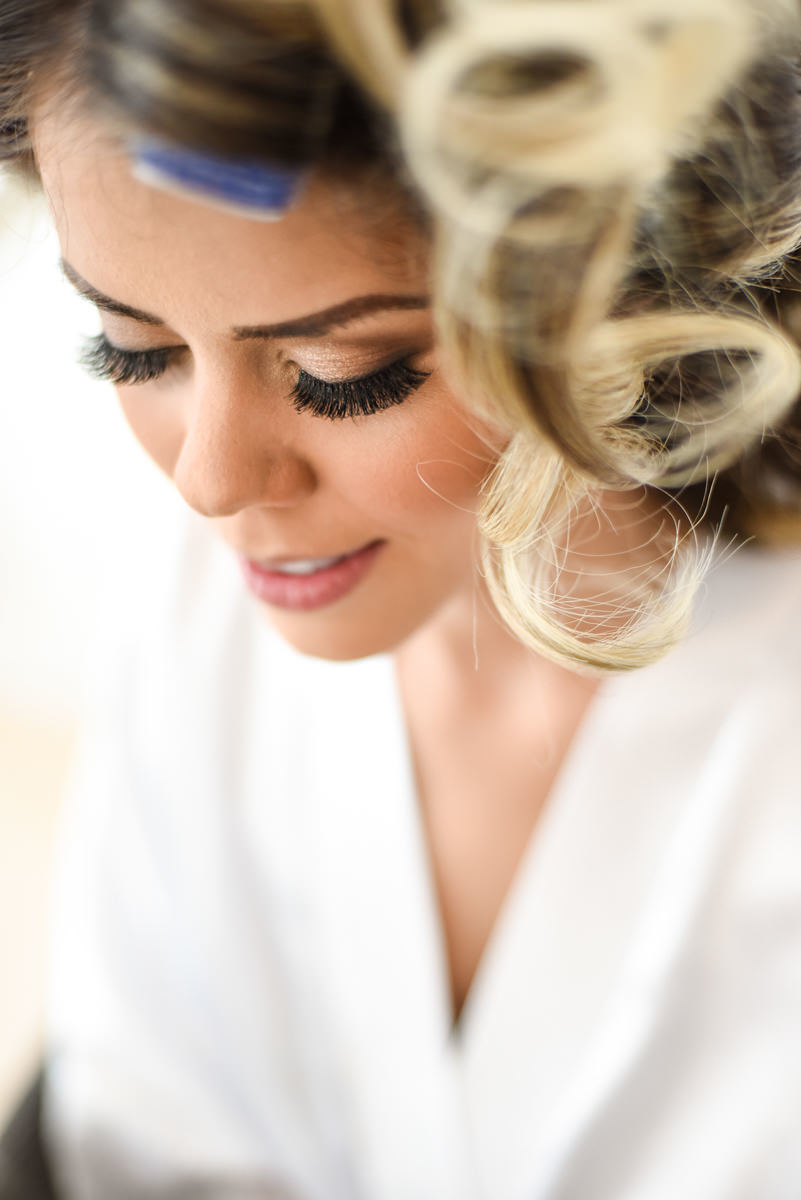 O fotógrafo de casamentos Michel Druziki em Campo Largo e Curitiba, fotografou making of da noiva Thamis, em Curitiba. Noiva ficando pronta para o casamento