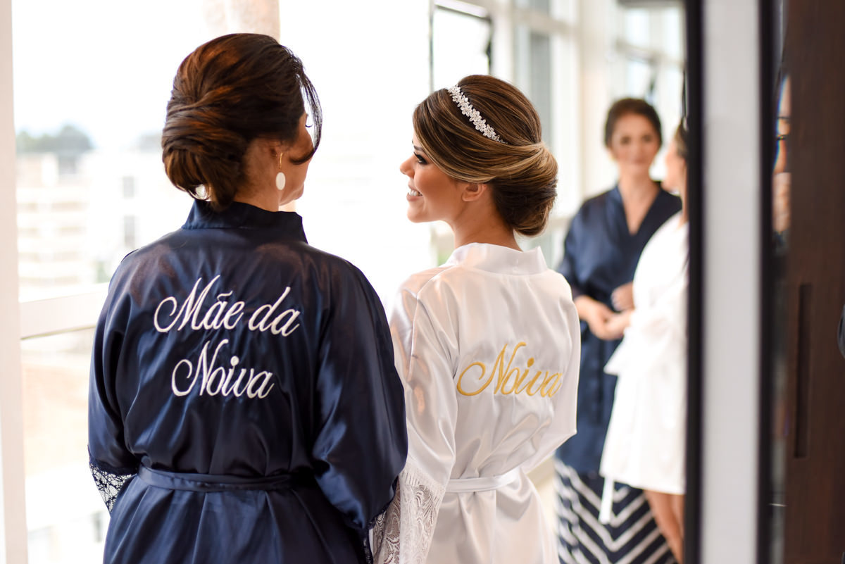 O fotógrafo de casamentos Michel Druziki em Campo Largo e Curitiba, fotografou making of da noiva Thamis, em Curitiba. Mãe da noiva e noiva com seus hobbies