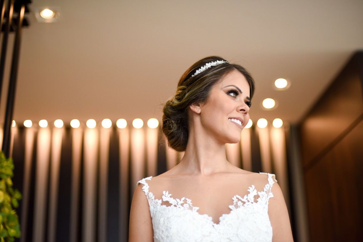 O fotógrafo de casamentos Michel Druziki em Campo Largo e Curitiba, fotografou making of da noiva Thamis, em Curitiba. Noiva pronta para o casamento