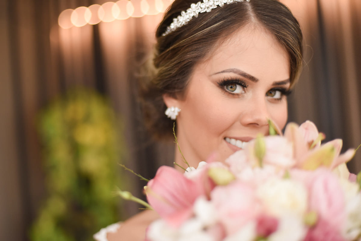 O fotógrafo de casamentos Michel Druziki em Campo Largo e Curitiba, fotografou making of da noiva Thamis, em Curitiba. Noiva com o buquê de flores rosas e amarelas