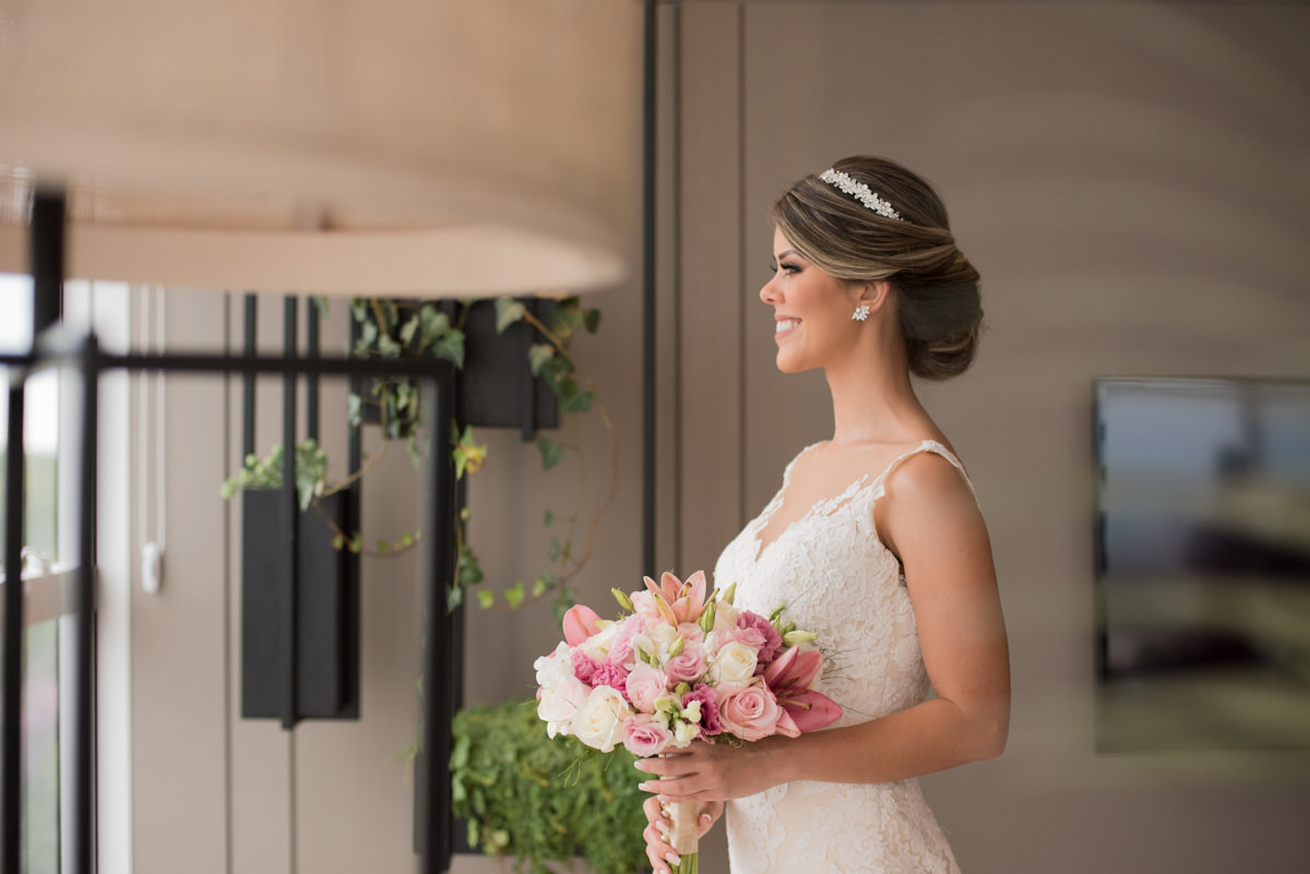 O fotógrafo de casamentos Michel Druziki em Campo Largo e Curitiba, fotografou making of da noiva Thamis, em Curitiba. Noiva pronta para casamento
