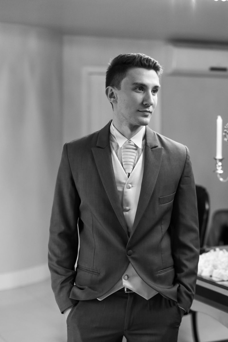 O fotógrafo de casamentos Michel Druziki em Campo Largo e Curitiba, fotografou making of da noiva Thamis, em Curitiba. Noivo pronto para o casamento