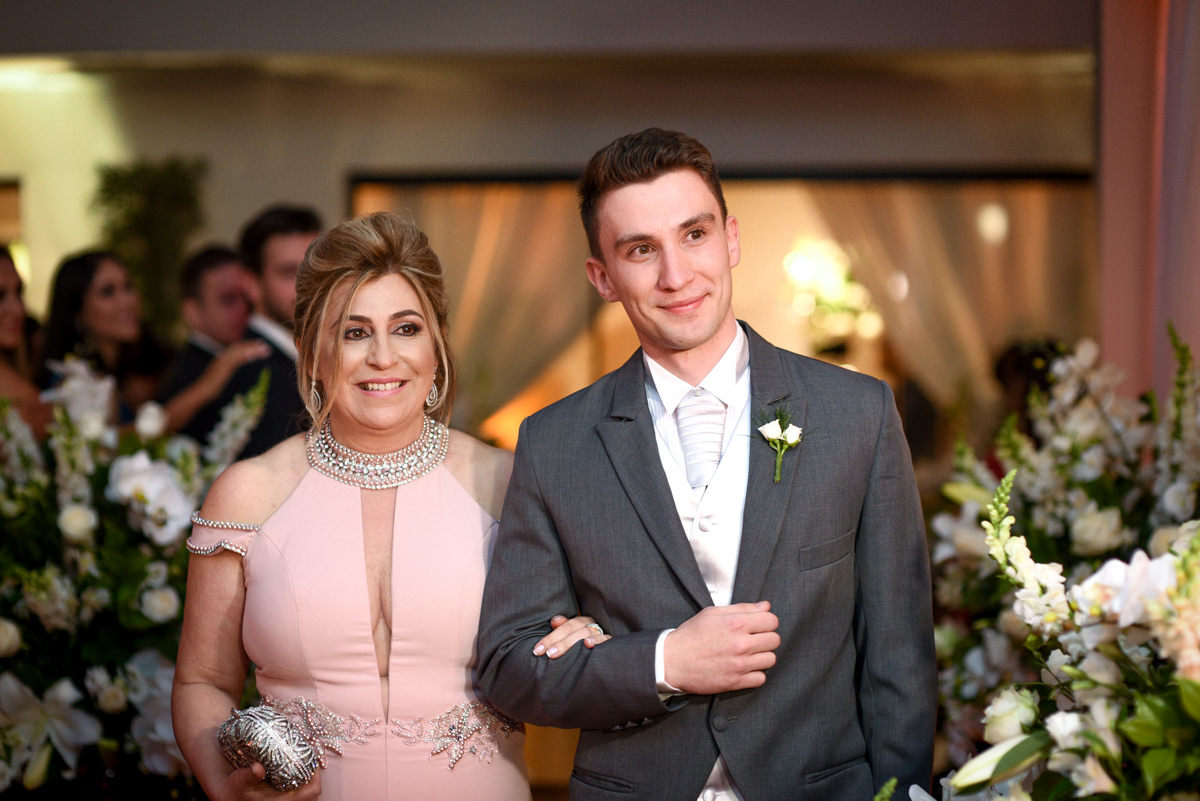 O fotógrafo de casamentos Michel Druziki, fotografou o casamento sofisticado e lindo do casal Thamis e Alexandre, em um sábado na cidade de Curitiba. A entrada do noivo