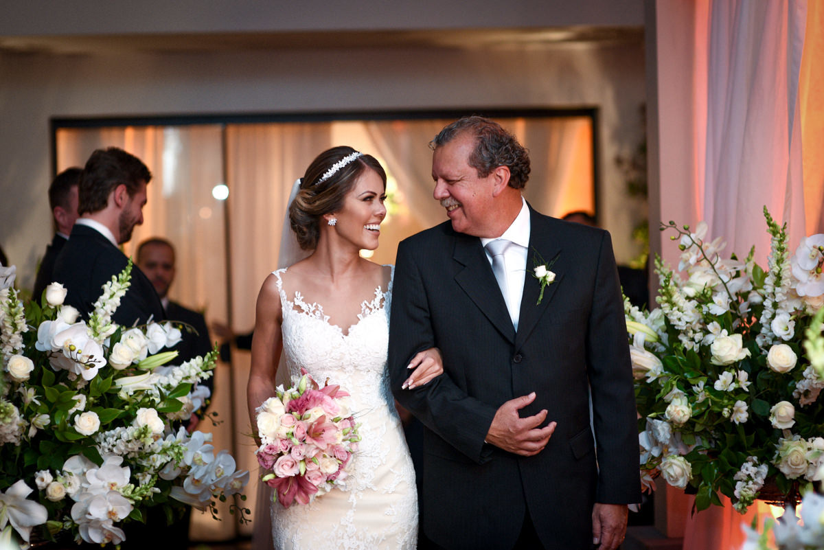 O fotógrafo de casamentos Michel Druziki, fotografou o casamento sofisticado e lindo do casal Thamis e Alexandre, em um sábado na cidade de Curitiba. A entrada da noiva