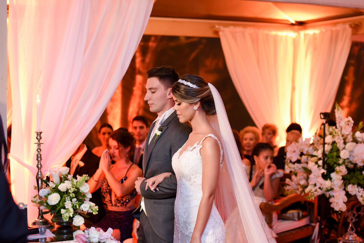 O fotógrafo de casamentos Michel Druziki, fotografou o casamento sofisticado e lindo do casal Thamis e Alexandre, em um sábado na cidade de Curitiba. Os noivos durante a cerimônia