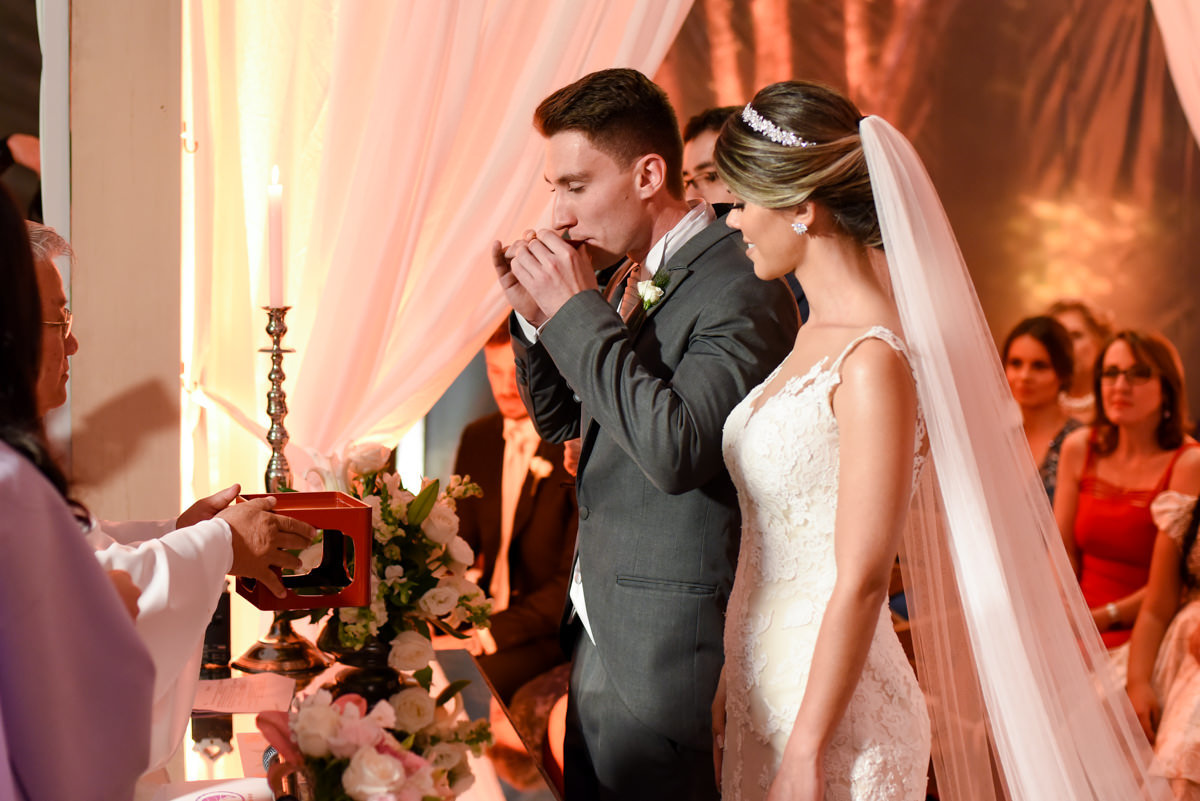 O fotógrafo de casamentos Michel Druziki, fotografou o casamento sofisticado e lindo do casal Thamis e Alexandre, em um sábado na cidade de Curitiba. Os noivos durante a cerimônia