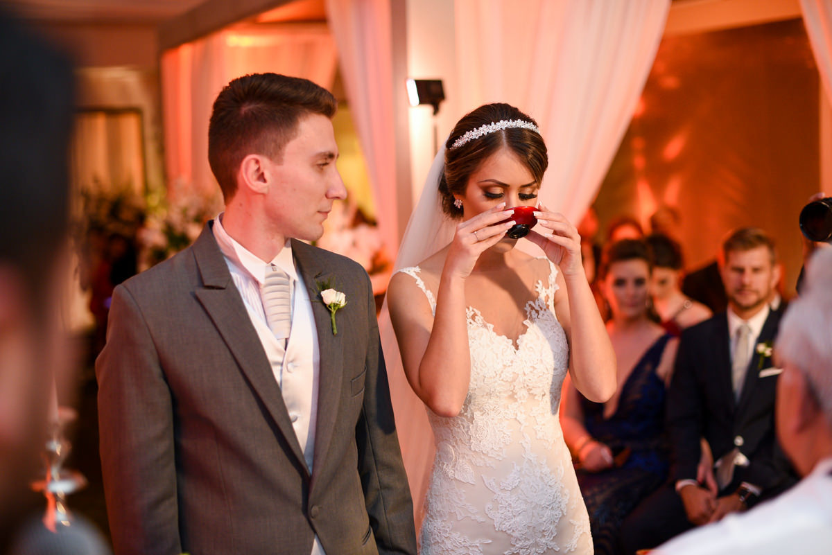 O fotógrafo de casamentos Michel Druziki, fotografou o casamento sofisticado e lindo do casal Thamis e Alexandre, em um sábado na cidade de Curitiba. Os noivos durante a cerimônia