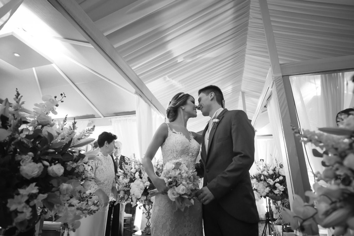 O fotógrafo de casamentos Michel Druziki, fotografou o casamento sofisticado e lindo do casal Thamis e Alexandre, em um sábado na cidade de Curitiba. Os noivos se beijando depois do casamento