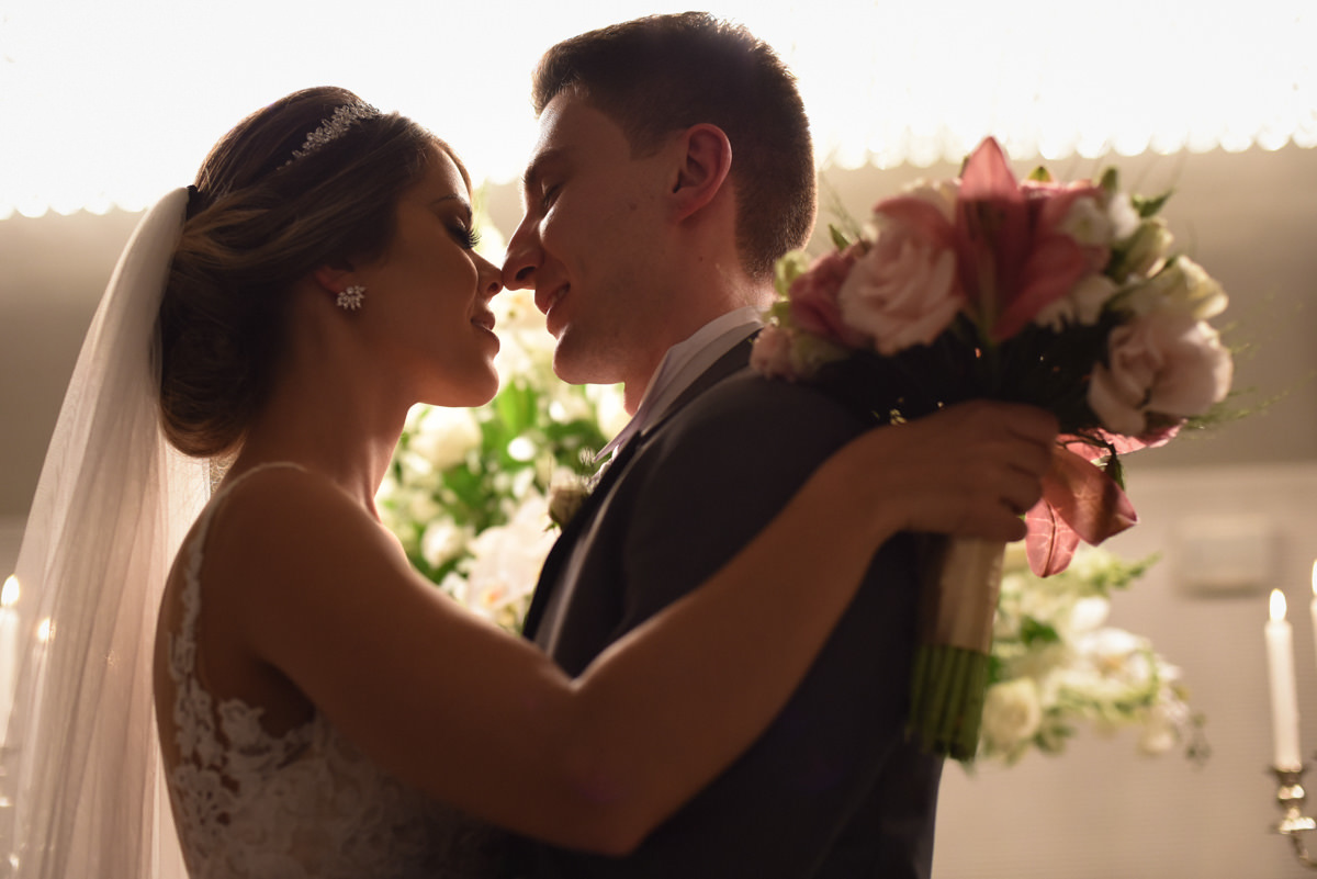 O fotógrafo de casamentos Michel Druziki, fotografou o casamento sofisticado e lindo do casal Thamis e Alexandre, em um sábado na cidade de Curitiba. Os noivos abraçados com o nariz encostado 