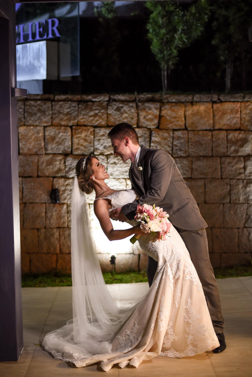 O fotógrafo de casamentos Michel Druziki, fotografou o casamento sofisticado e lindo do casal Thamis e Alexandre, em um sábado na cidade de Curitiba. O noivo segurando a noiva no momento do beijo