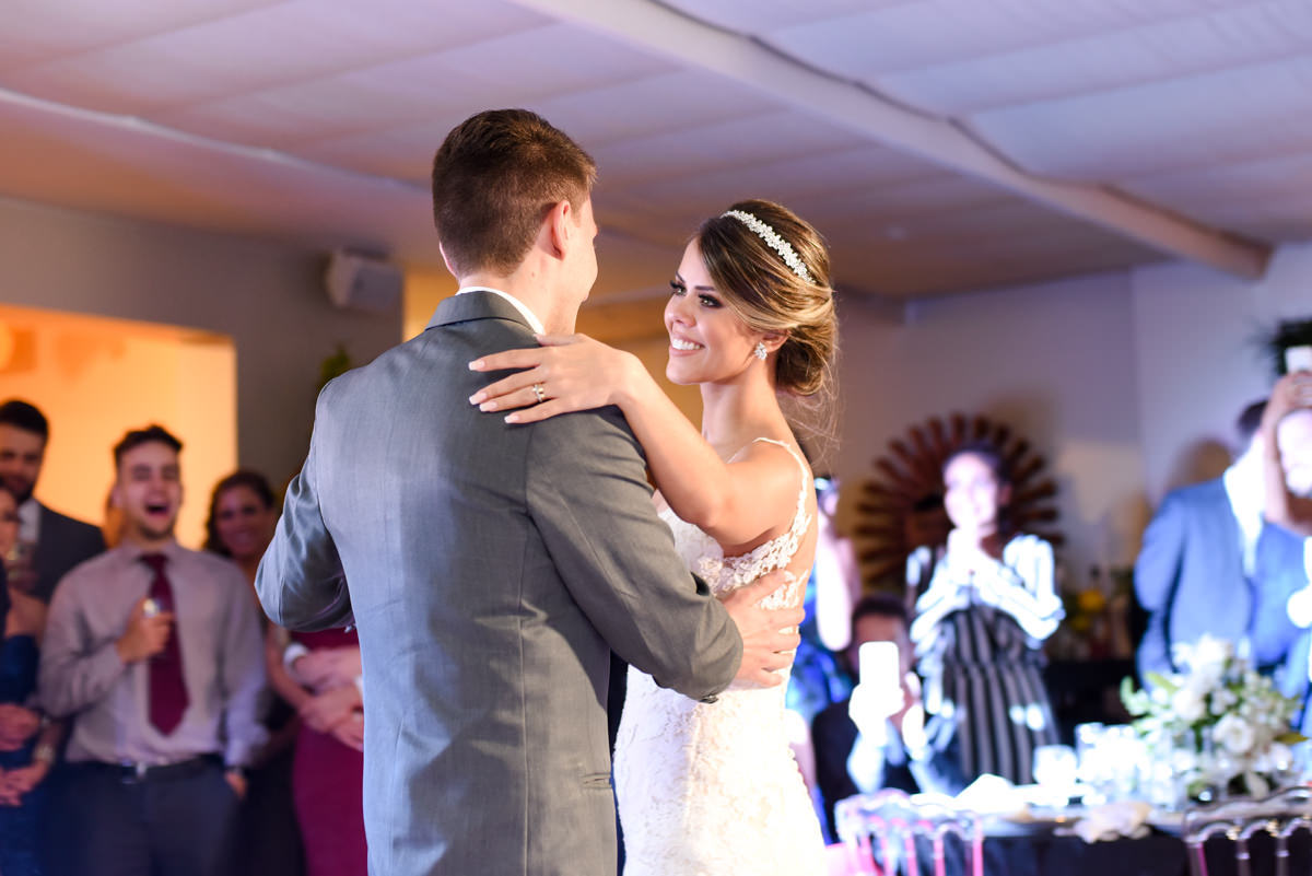 O fotógrafo de casamentos Michel Druziki, fotografou o casamento sofisticado e lindo do casal Thamis e Alexandre, em um sábado na cidade de Curitiba. A primeira valsa dos noivos