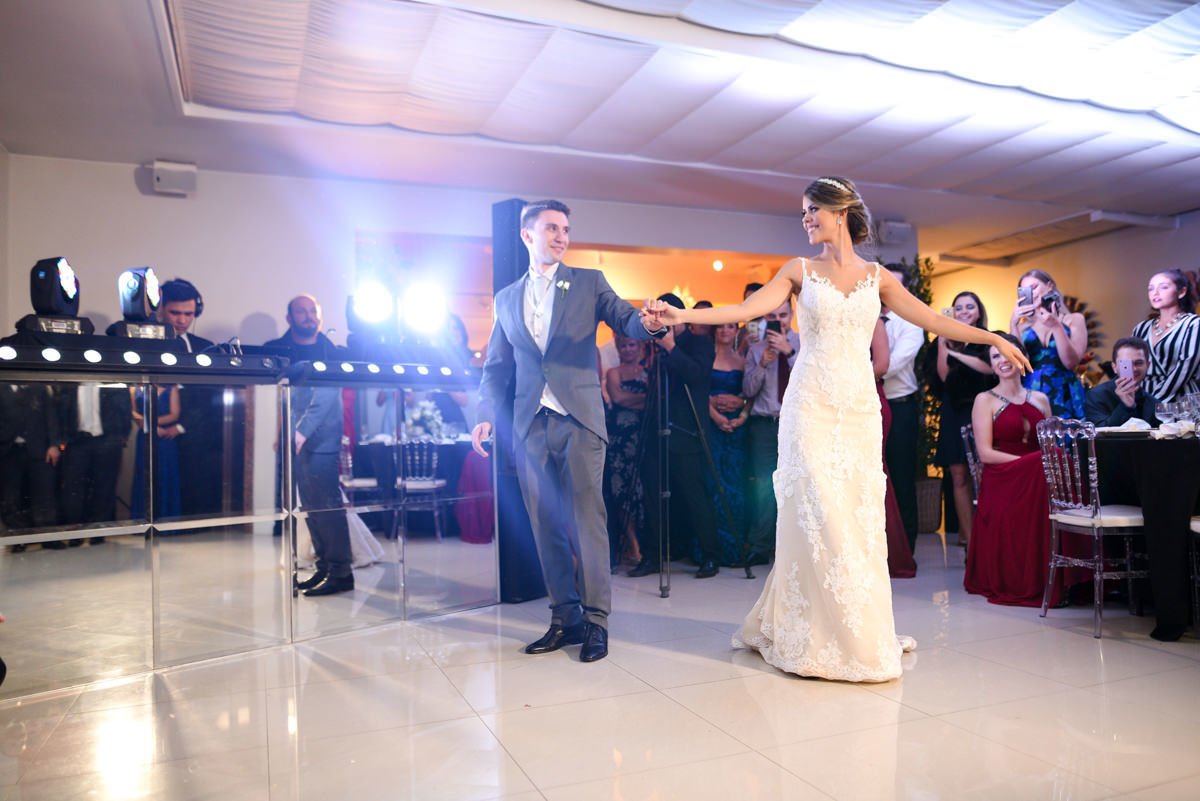 O fotógrafo de casamentos Michel Druziki, fotografou o casamento sofisticado e lindo do casal Thamis e Alexandre, em um sábado na cidade de Curitiba. A dança dos noivos
