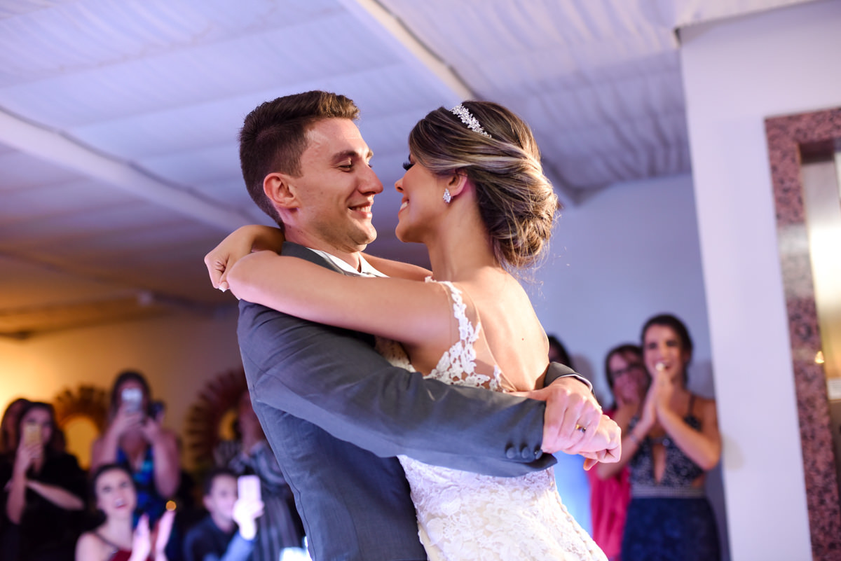 O fotógrafo de casamentos Michel Druziki, fotografou o casamento sofisticado e lindo do casal Thamis e Alexandre, em um sábado na cidade de Curitiba. Os noivos dançando abraçados 