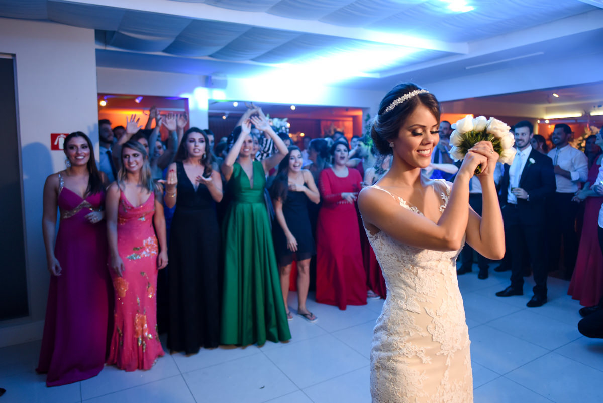O fotógrafo de casamentos Michel Druziki, fotografou o casamento sofisticado e lindo do casal Thamis e Alexandre, em um sábado na cidade de Curitiba. A noiva jogando o buquê