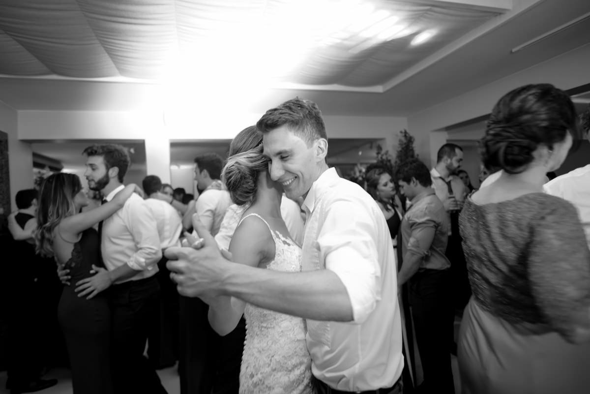 O fotógrafo de casamentos Michel Druziki, fotografou o casamento sofisticado e lindo do casal Thamis e Alexandre, em um sábado na cidade de Curitiba. Os noivos dançando e sorrindo