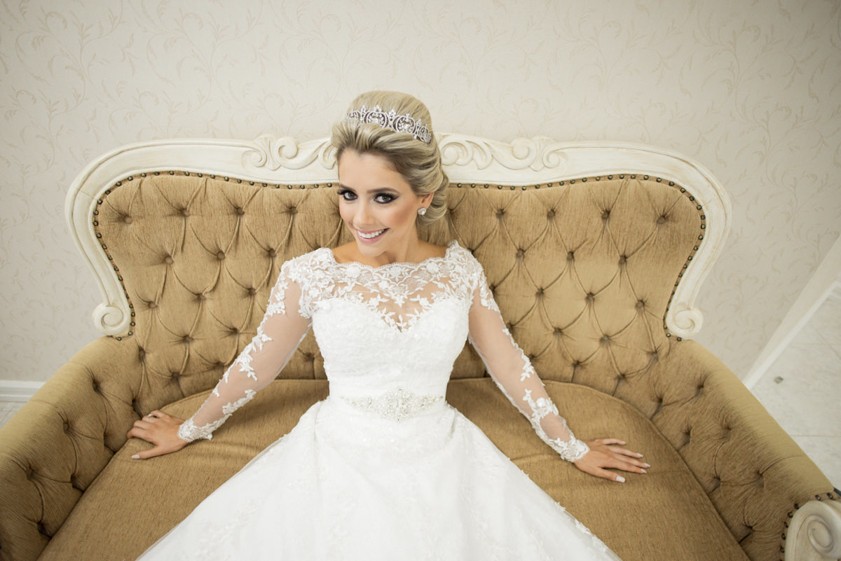 noiva sorrindo casamento campo largo making of noiva deitada no sofa casamento curitiba