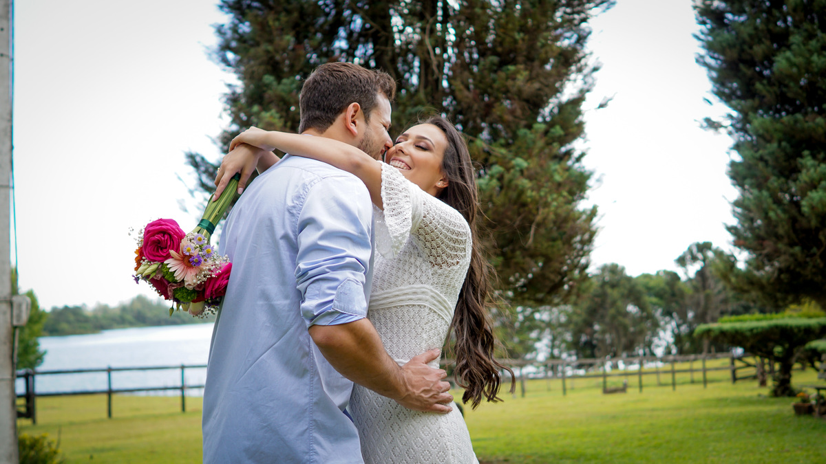 Ensaio maravilhoso de noivos realizado na Chácara das Graças em Curitiba e Araucária. Noivos lindos e felizes para o ensaio. Casamento perfeito, fotos perfeitas, ensaio perfeito. Michel Druziki Fotografia de casamentos no Brasil e Exterior