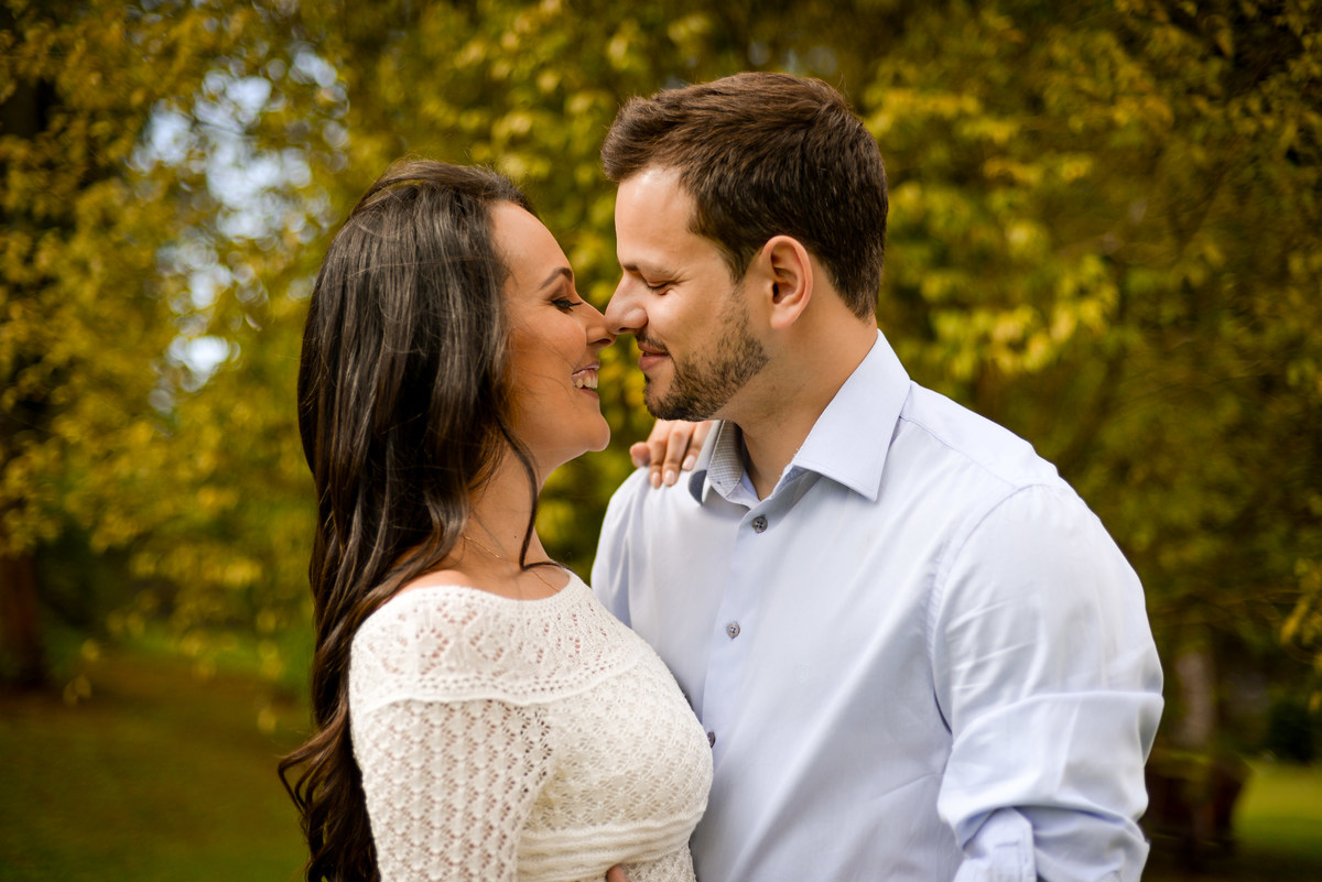 Ensaio maravilhoso de noivos realizado na Chácara das Graças em Curitiba e Araucária. Noivos lindos e felizes para o ensaio. Casamento perfeito, fotos perfeitas, ensaio perfeito. Michel Druziki Fotografia de casamentos no Brasil e Exterior