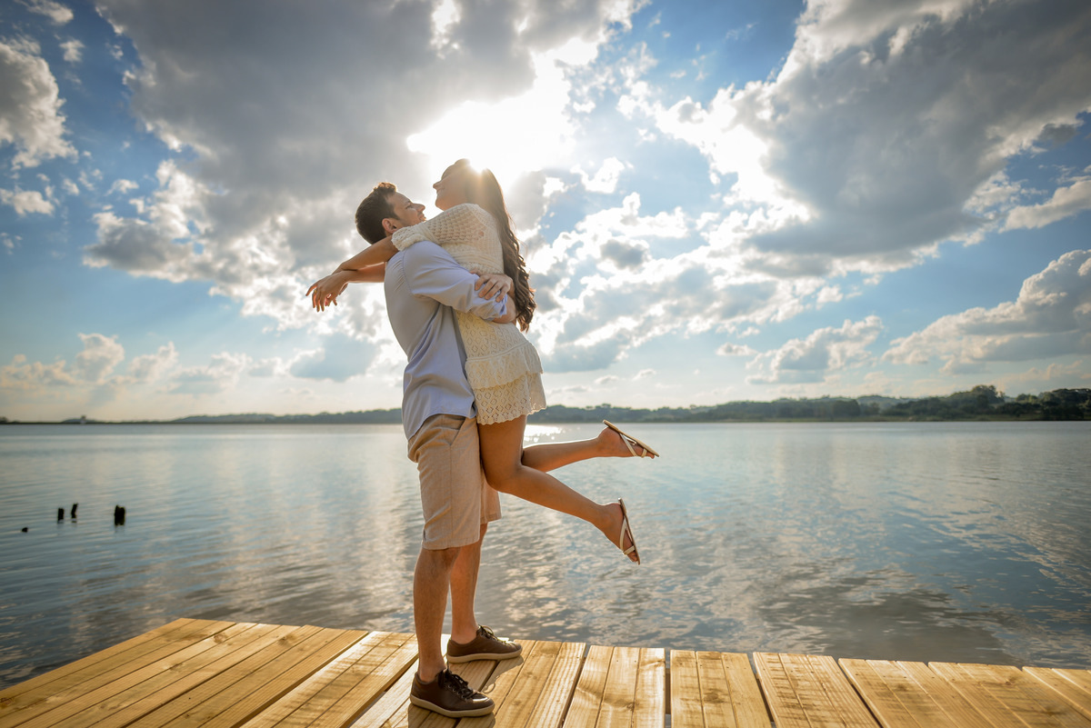 Ensaio maravilhoso de noivos realizado na Chácara das Graças em Curitiba e Araucária. Noivos lindos e felizes para o ensaio. Casamento perfeito, fotos perfeitas, ensaio perfeito. Michel Druziki Fotografia de casamentos no Brasil e Exterior