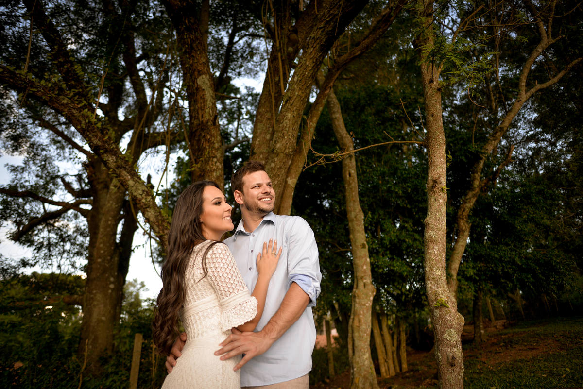 Ensaio maravilhoso de noivos realizado na Chácara das Graças em Curitiba e Araucária. Noivos lindos e felizes para o ensaio. Casamento perfeito, fotos perfeitas, ensaio perfeito. Michel Druziki Fotografia de casamentos no Brasil e Exterior