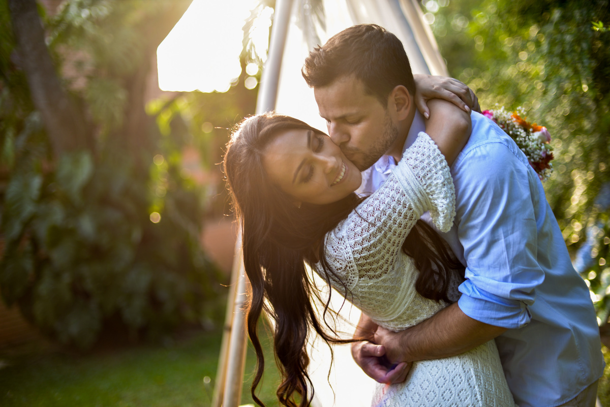 Ensaio maravilhoso de noivos realizado na Chácara das Graças em Curitiba e Araucária. Noivos lindos e felizes para o ensaio. Casamento perfeito, fotos perfeitas, ensaio perfeito. Michel Druziki Fotografia de casamentos no Brasil e Exterior