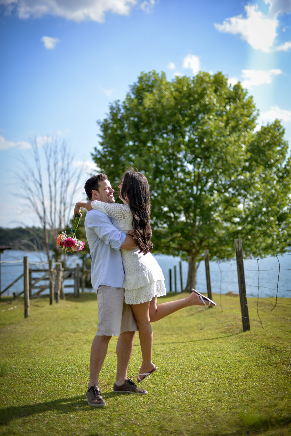 Ensaio maravilhoso de noivos realizado na Chácara das Graças em Curitiba e Araucária. Noivos lindos e felizes para o ensaio. Casamento perfeito, fotos perfeitas, ensaio perfeito. Michel Druziki Fotografia de casamentos no Brasil e Exterior