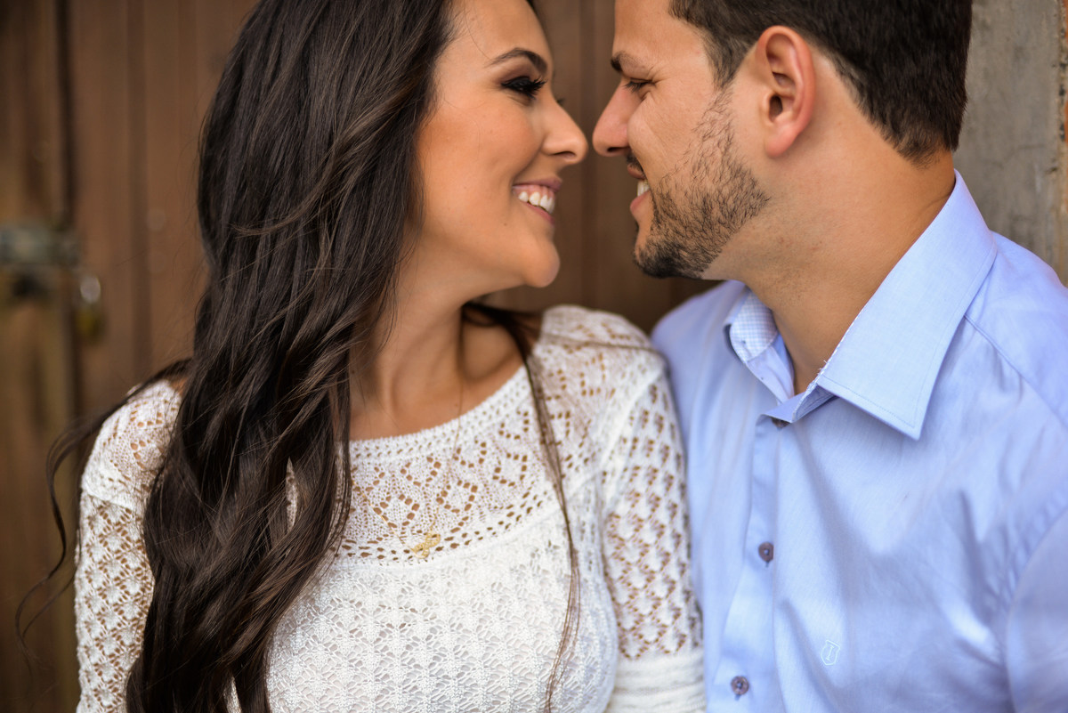 Ensaio maravilhoso de noivos realizado na Chácara das Graças em Curitiba e Araucária. Noivos lindos e felizes para o ensaio. Casamento perfeito, fotos perfeitas, ensaio perfeito. Michel Druziki Fotografia de casamentos no Brasil e Exterior