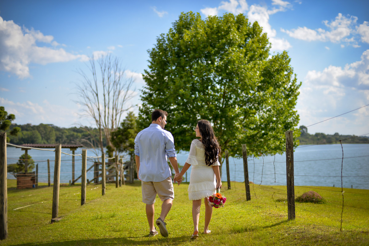 Ensaio maravilhoso de noivos realizado na Chácara das Graças em Curitiba e Araucária. Noivos lindos e felizes para o ensaio. Casamento perfeito, fotos perfeitas, ensaio perfeito. Michel Druziki Fotografia de casamentos no Brasil e Exterior