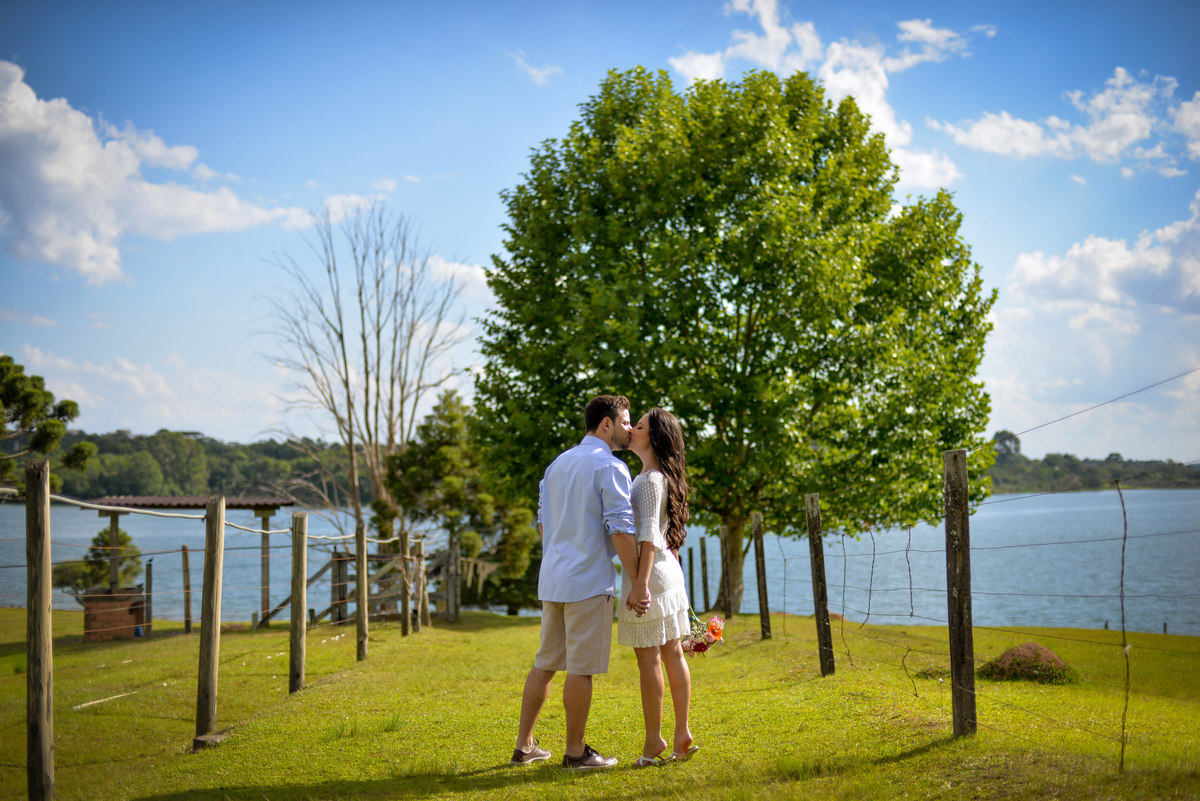 Ensaio maravilhoso de noivos realizado na Chácara das Graças em Curitiba e Araucária. Noivos lindos e felizes para o ensaio. Casamento perfeito, fotos perfeitas, ensaio perfeito. Michel Druziki Fotografia de casamentos no Brasil e Exterior