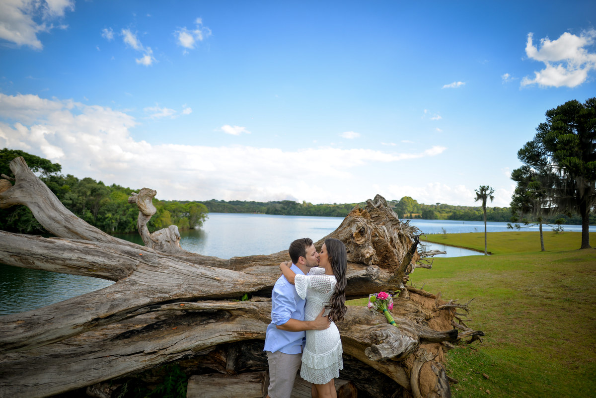 Ensaio maravilhoso de noivos realizado na Chácara das Graças em Curitiba e Araucária. Noivos lindos e felizes para o ensaio. Casamento perfeito, fotos perfeitas, ensaio perfeito. Michel Druziki Fotografia de casamentos no Brasil e Exterior