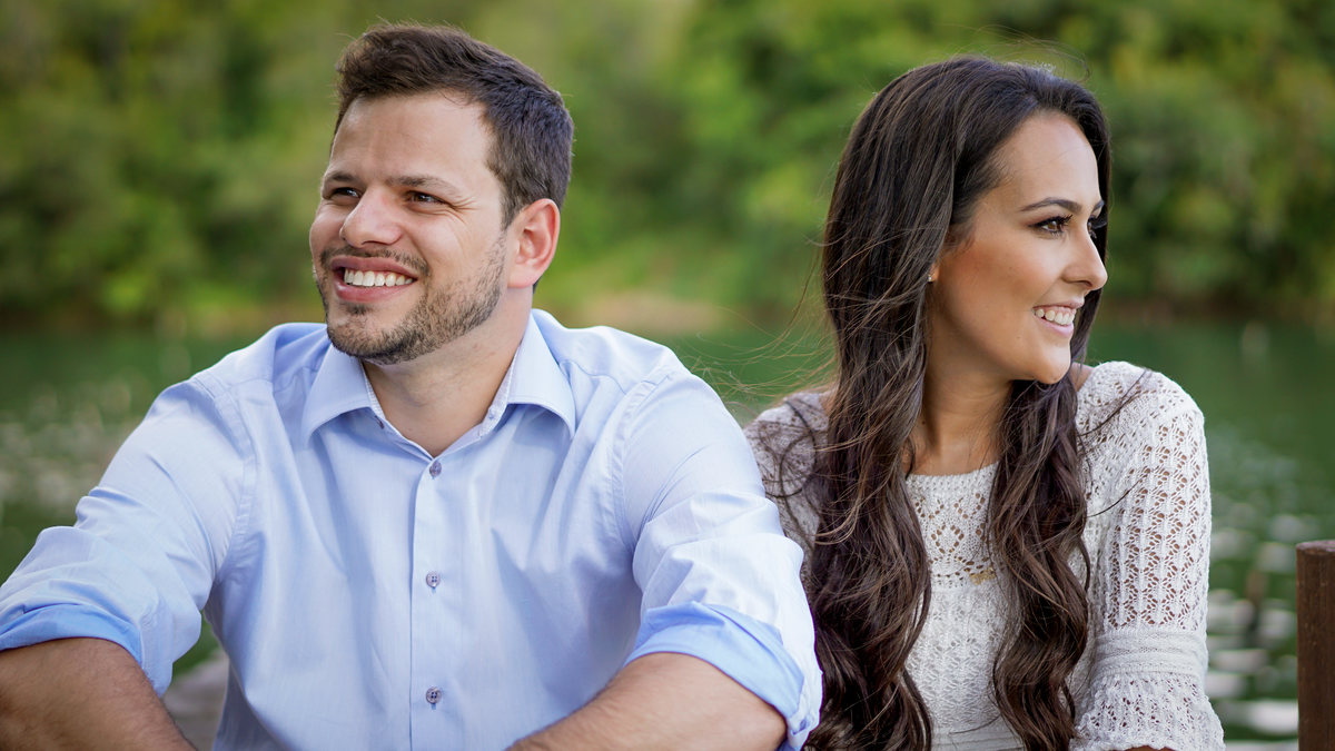 Ensaio maravilhoso de noivos realizado na Chácara das Graças em Curitiba e Araucária. Noivos lindos e felizes para o ensaio. Casamento perfeito, fotos perfeitas, ensaio perfeito. Michel Druziki Fotografia de casamentos no Brasil e Exterior