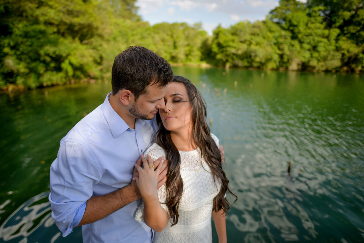 Ensaio maravilhoso de noivos realizado na Chácara das Graças em Curitiba e Araucária. Noivos lindos e felizes para o ensaio. Casamento perfeito, fotos perfeitas, ensaio perfeito. Michel Druziki Fotografia de casamentos no Brasil e Exterior