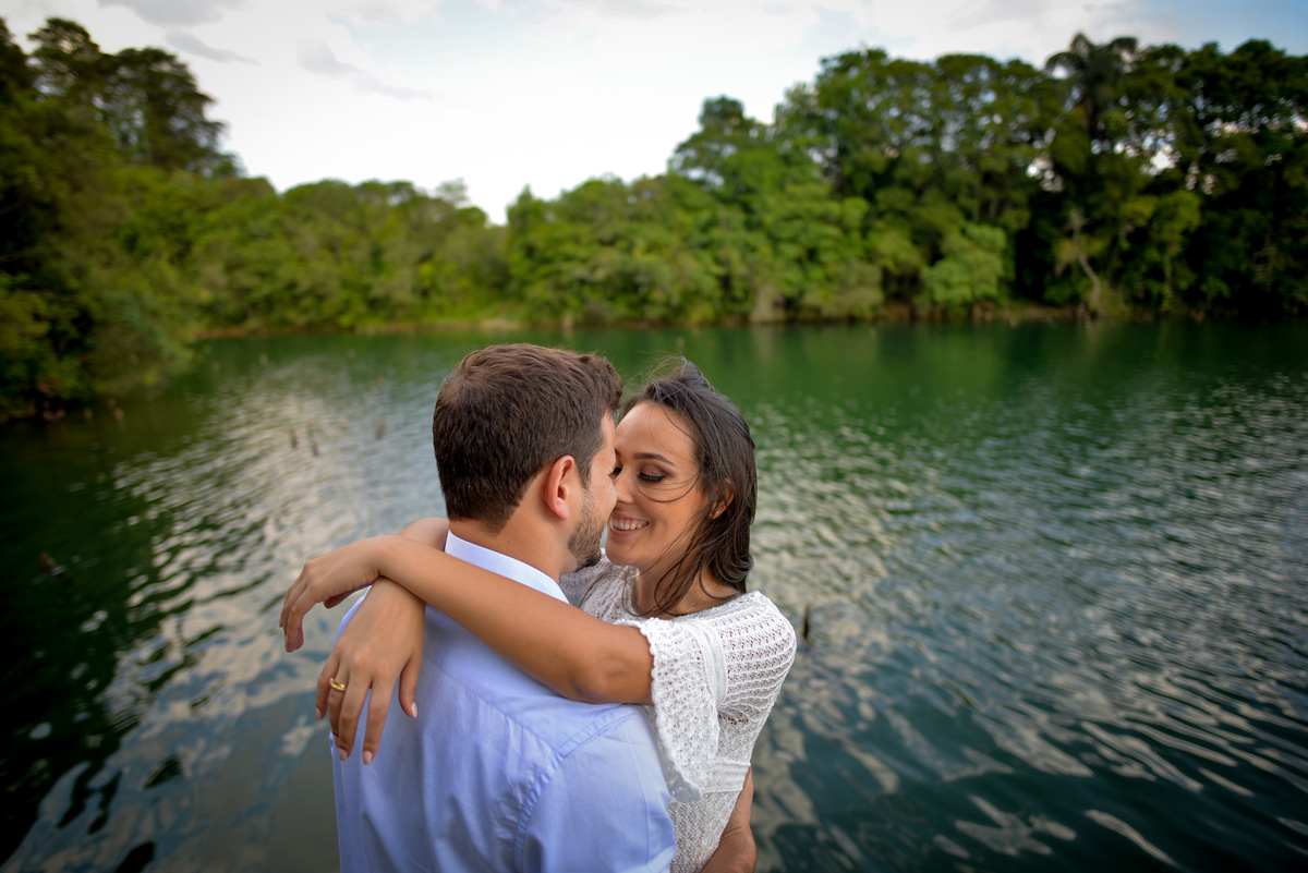 Ensaio maravilhoso de noivos realizado na Chácara das Graças em Curitiba e Araucária. Noivos lindos e felizes para o ensaio. Casamento perfeito, fotos perfeitas, ensaio perfeito. Michel Druziki Fotografia de casamentos no Brasil e Exterior
