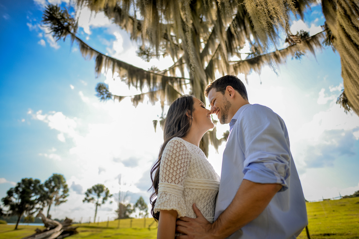 Ensaio maravilhoso de noivos realizado na Chácara das Graças em Curitiba e Araucária. Noivos lindos e felizes para o ensaio. Casamento perfeito, fotos perfeitas, ensaio perfeito. Michel Druziki Fotografia de casamentos no Brasil e Exterior