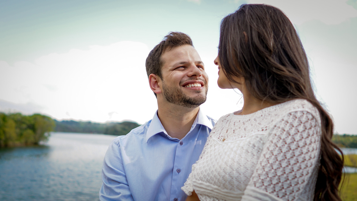 Ensaio maravilhoso de noivos realizado na Chácara das Graças em Curitiba e Araucária. Noivos lindos e felizes para o ensaio. Casamento perfeito, fotos perfeitas, ensaio perfeito. Michel Druziki Fotografia de casamentos no Brasil e Exterior