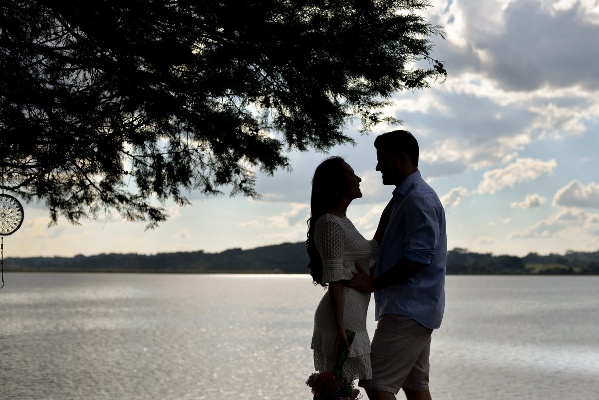 Ensaio maravilhoso de noivos realizado na Chácara das Graças em Curitiba e Araucária. Noivos lindos e felizes para o ensaio. Casamento perfeito, fotos perfeitas, ensaio perfeito. Michel Druziki Fotografia de casamentos no Brasil e Exterior