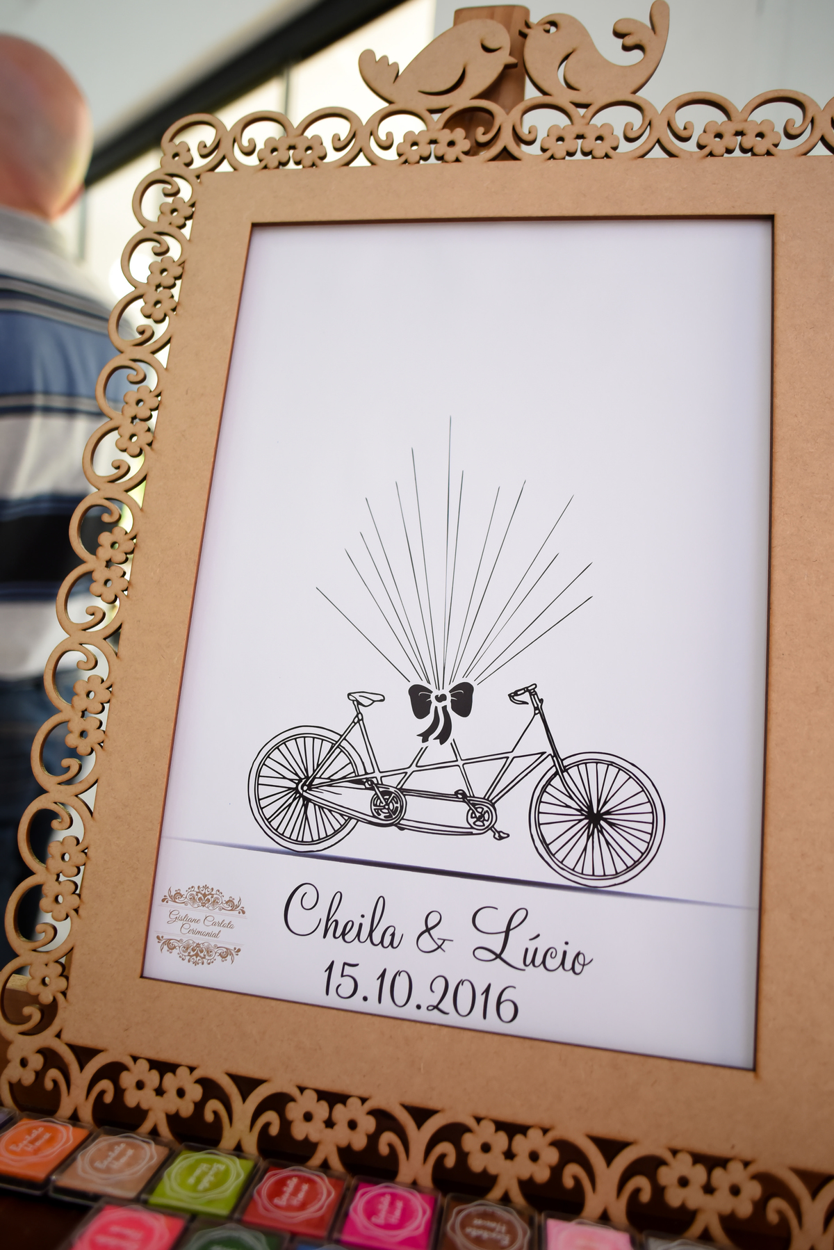 Casamento de dia ao ar livre dos noivos Cheila e Lúcio, no Negrão Eventos, fotografado pelo melhor fotógrafo de casamentos de campo largo e Curitiba, Michel Druziki. Quadro com digitais dos convidados