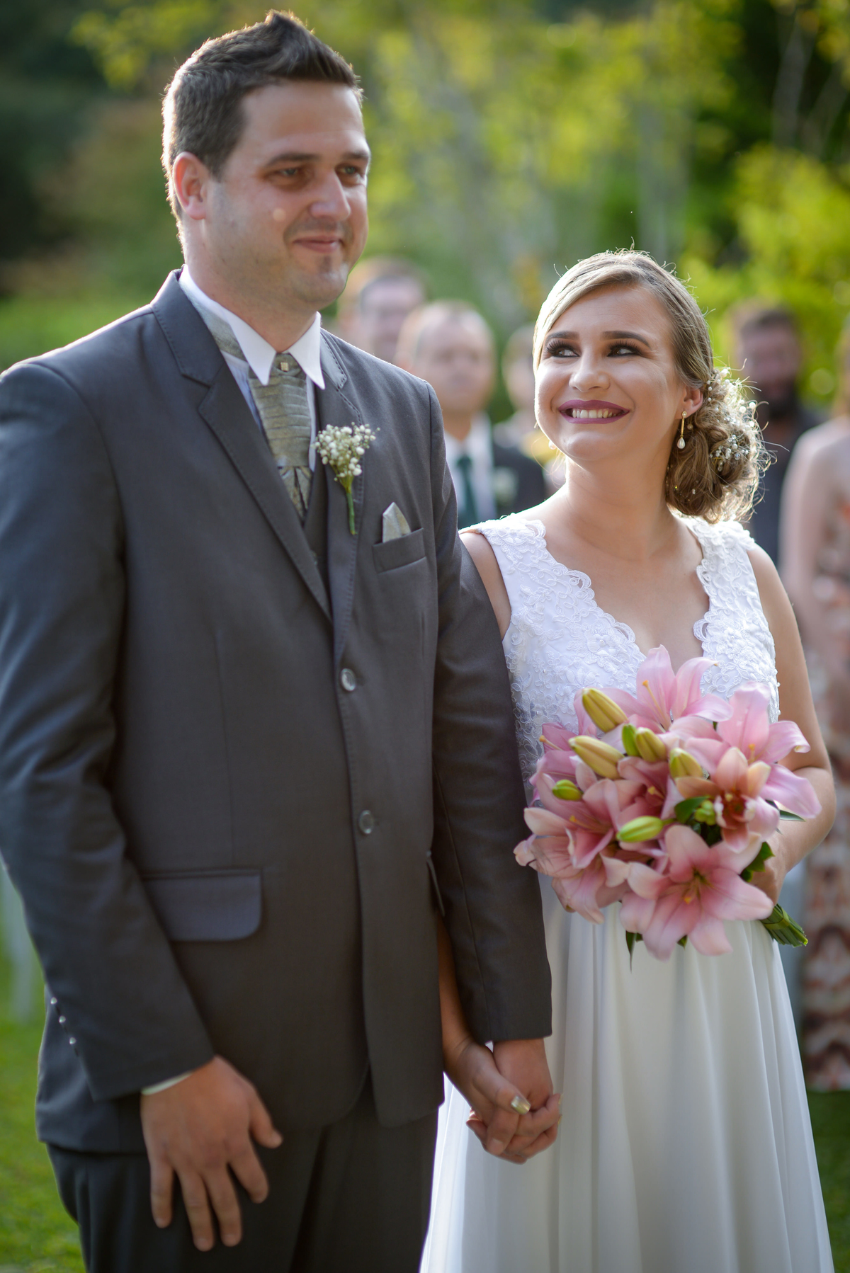 Casamento de dia ao ar livre dos noivos Cheila e Lúcio, no Negrão Eventos, fotografado pelo melhor fotógrafo de casamentos de campo largo e Curitiba, Michel Druziki. Noiva olhando para o noivo e sorrindo
