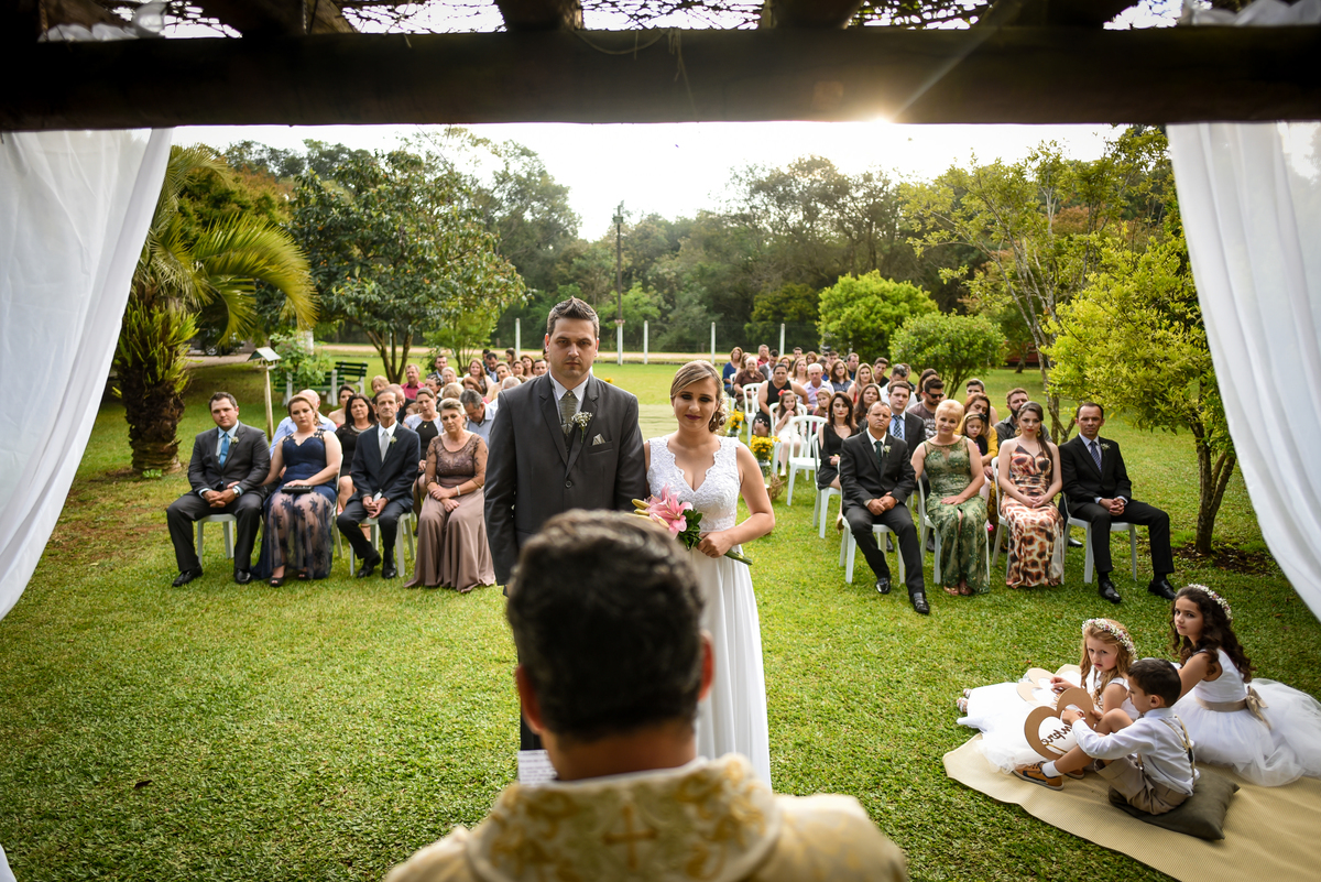 Casamento de dia ao ar livre dos noivos Cheila e Lúcio, no Negrão Eventos, fotografado pelo melhor fotógrafo de casamentos de campo largo e Curitiba, Michel Druziki. 