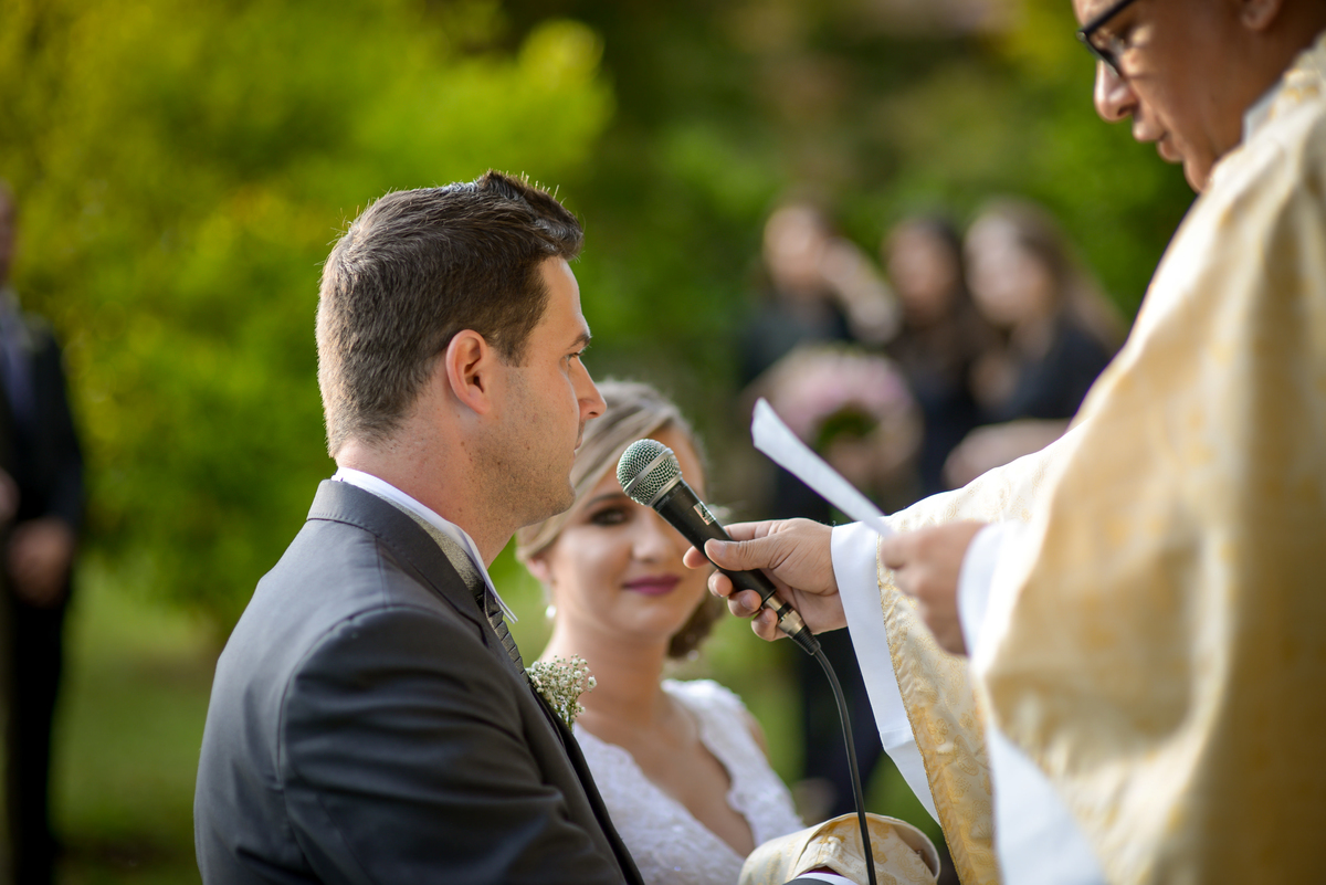 Casamento de dia ao ar livre dos noivos Cheila e Lúcio, no Negrão Eventos, fotografado pelo melhor fotógrafo de casamentos de campo largo e Curitiba, Michel Druziki. Noivo falando os votos de casamento