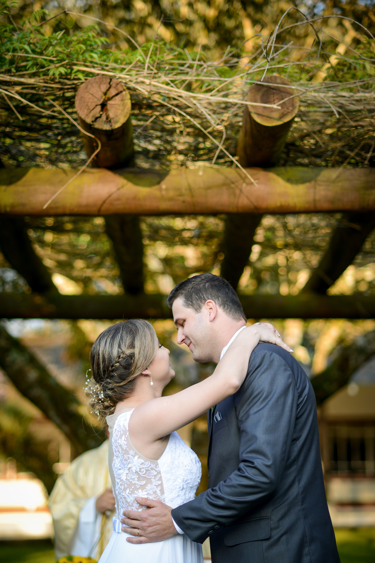 Casamento de dia ao ar livre dos noivos Cheila e Lúcio, no Negrão Eventos, fotografado pelo melhor fotógrafo de casamentos de campo largo e Curitiba, Michel Druziki. Noivos abraçados e sorrindo